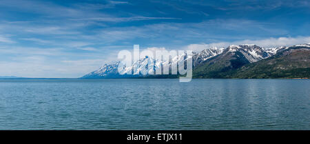 Berge ragen über Yellowstone Lake Stockfoto