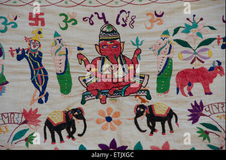 Bestickte Textilien Darstellung Ganesh und Elefanten. Rajasthan, Indien Stockfoto
