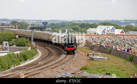 Dawlish Warren, UK. 14. Juni 2015. Britannia, Torbay Express Dampf Zug durchläuft Dawlish Warren von Bahn-Enthusiasten beobachtet. Bildnachweis: Keith Larby/Alamy Live-Nachrichten Stockfoto