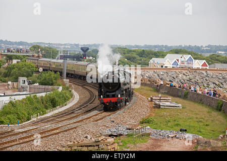 Dawlish Warren, UK. 14. Juni 2015. Britannia, Torbay Express Dampf Zug durchläuft Dawlish Warren von Bahn-Enthusiasten beobachtet. Bildnachweis: Keith Larby/Alamy Live-Nachrichten Stockfoto