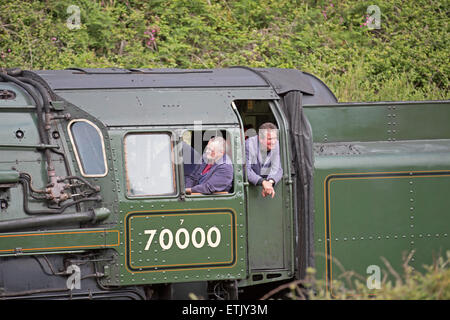 Dawlish Warren, UK. 14. Juni 2015. Mannschaft aus dem Fenster lehnen wie Britannia, Torbay Expresszug Dampf durchläuft Dawlish Warren. Bildnachweis: Keith Larby/Alamy Live-Nachrichten Stockfoto