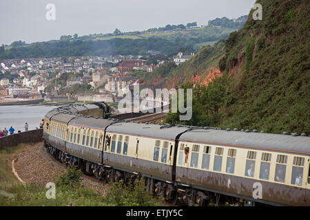 Dawlish Warren, UK. 14. Juni durchläuft 2015.Britannia,Torbay Express Dampflok Dawlish Warren von Bahn-Enthusiasten beobachtet. Bildnachweis: Keith Larby/Alamy Live-Nachrichten Stockfoto