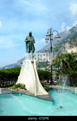 Statue mit Brunnen in Amalfi, Italien Stockfoto