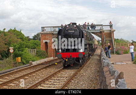 Dawlish Warren, UK. 14. Juni durchläuft 2015.Britannia,Torbay Express Dampflok Dawlish Warren von Bahn-Enthusiasten beobachtet. Bildnachweis: Keith Larby/Alamy Live-Nachrichten Stockfoto