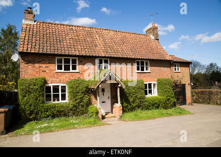 Aus rote Backstein freistehendes Ferienhaus in Shottisham Dorf, Suffolk, England, UK Stockfoto