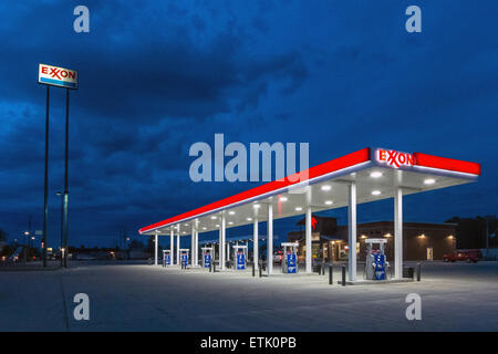 Verlassene Exxon-Tankstelle bei Nacht in Rock Springs, Wyoming. Stockfoto