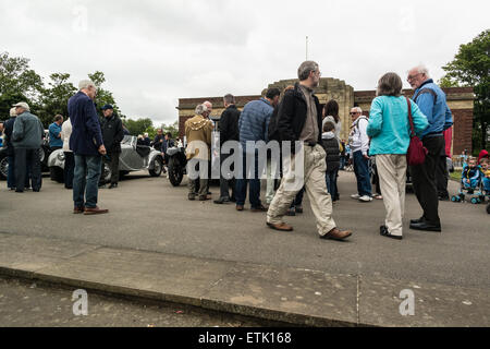 Blackpool, UK. 14. Juni 2015. Die 53. Manchester nach Blackpool-Rallye kommt im Stil im Stanley Park Blackpool, mit vielen schönen Oldtimer mit wunderbaren Grills und Kurven und Linien Credit: Gary Telford/Alamy live-Nachrichten. Stockfoto