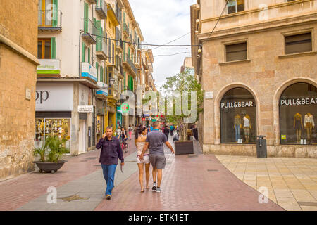 Passanten auf der Straße in Palma De Mallorca Stockfoto