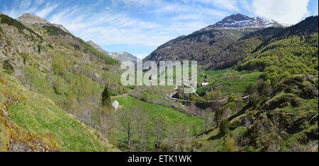 Frühling-Blick auf das Bergdorf Gavarnie Stockfoto