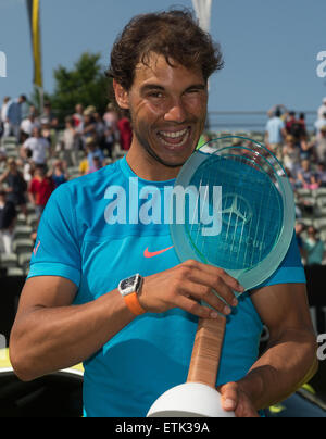 Stuttgart, Deutschland. 14. Juni 2015. Rafael Nadal aus Spanien stellt mit seiner Trophäe gewann das Finale gegen Viktor Troicki Serbiens bei der ATP-Tennisturnier in Stuttgart, Deutschland, 14. Juni 2015. Foto: MARIJAN MURAT/Dpa/Alamy Live News Stockfoto