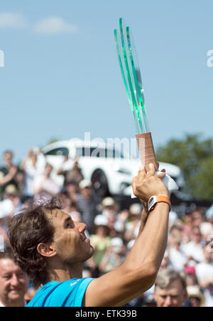 Stuttgart, Deutschland. 14. Juni 2015. Rafael Nadal aus Spanien stellt mit seiner Trophäe gewann das Finale gegen Viktor Troicki Serbiens bei der ATP-Tennisturnier in Stuttgart, Deutschland, 14. Juni 2015. Foto: MARIJAN MURAT/Dpa/Alamy Live News Stockfoto