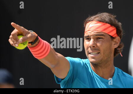 Stuttgart, Deutschland. 14. Juni 2015. Rafael Nadal aus Spanien reagiert während des Finales gegen Viktor Troicki Serbiens bei der ATP-Tennisturnier in Stuttgart, Deutschland, 14. Juni 2015. Foto: MARIJAN MURAT/Dpa/Alamy Live News Stockfoto