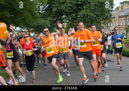 Southend, UK. 14. Juni 2015. Läufer aus "Southend Flyer Running Club" gekleidet in Orange im Gedächtnis von Nick Palmer, 37 aus großen Wakering, die zusammenbrach und starb nach der Überquerung der Ziellinie letztes Jahr.  Dieses Jahre Rennen ging ohne größere Zwischenfälle. Bildnachweis: Graham Eva/Alamy Live-Nachrichten Stockfoto