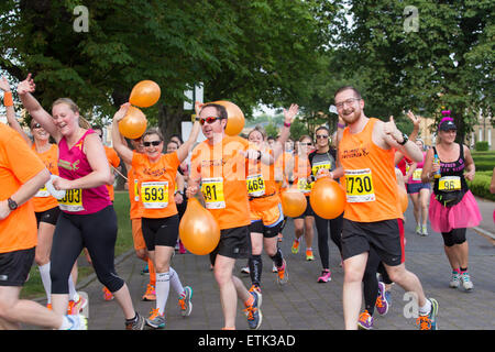 Southend, UK. 14. Juni 2015. Läufer aus "Southend Flyer Running Club" gekleidet in Orange im Gedächtnis von Nick Palmer, 37 aus großen Wakering, die zusammenbrach und starb nach der Überquerung der Ziellinie letztes Jahr.  Dieses Jahre Rennen ging ohne größere Zwischenfälle. Bildnachweis: Graham Eva/Alamy Live-Nachrichten Stockfoto