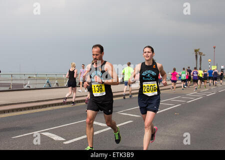 Southend, UK. 14. Juni 2015.   Neil Hatton & Lindsey Colman von Rochford Running Club laufen im diesjährigen Havens Hospize Southend auf Meer Halbmarathon. Letztes Jahr Läufer Nick Palmer, 37, aus großen Wakering zusammenbrach und starb nach Überqueren der Ziellinie.  Dieses Jahre Rennen ging ohne größere Zwischenfälle. Bildnachweis: Graham Eva/Alamy Live-Nachrichten Stockfoto