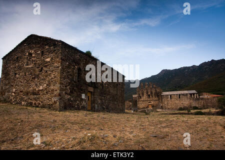 Kirche Santa Maria de Colera (XII-XIII Jahrhundert) und das Kloster Sant Quirze de Colera (IX-XVII Jh.). Romanische. Stockfoto