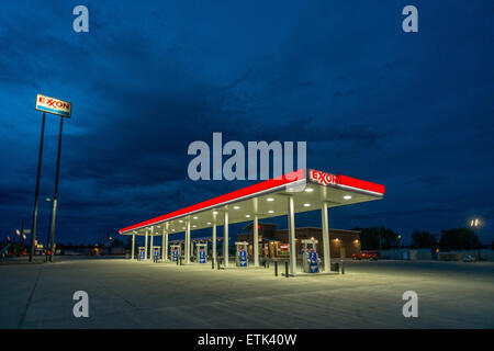 Verlassene Exxon Tankstelle in Rock Springs, Montana, bei Nacht. Stockfoto