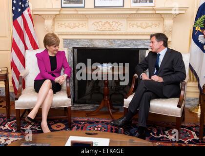 US Deputy Secretary Of State Tony Blinken hält ein bilaterales Treffen mit schottischen ersten Minister Nicola Sturgeon an das Department of State 10. Juni 2015 in Washington, D.C. Blinken für Sekretär Kerry ausfüllen, die von einer gebrochenen Hüfte erholt. Stockfoto