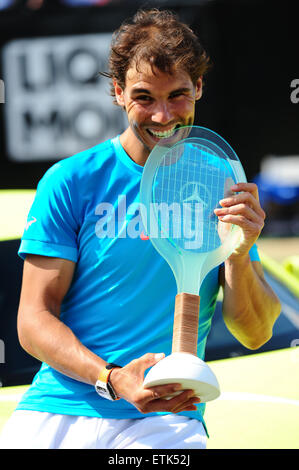 Stuttgart, Deutschland. 14. Juni 2015. Mercedes Cup Champion Rafael Nadal mit der Trophäe in Stuttgart. Foto: Miroslav Dakov / Alamy Live News Stockfoto