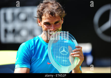 Stuttgart, Deutschland. 14. Juni 2015. Mercedes Cup Champion Rafael Nadal mit der Trophäe in Stuttgart. Foto: Miroslav Dakov / Alamy Live News Stockfoto