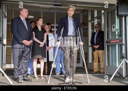 US-Außenminister John Kerry richtet Reporter sich nach der Entlassung von Massachusetts General June 12, 2015 in Boston, Massachusetts. Kerry brach seine Oberschenkelknochen bei einem Bike-Unfall in Frankreich. Stockfoto