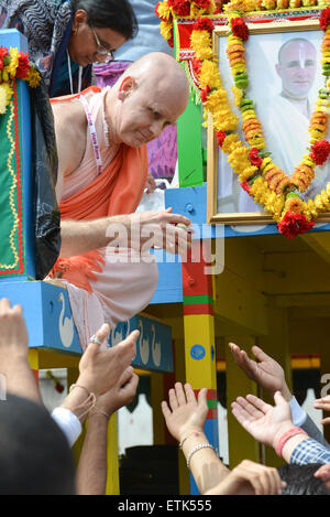 Zentral-London, UK. 14. Juni 2015. Das Festival der Rathayatra wird von Anhängern von Lord Krishna mit einer Prozession von Hyde Park Corner, Trafalgar Square in London gefeiert. Bildnachweis: Matthew Chattle/Alamy Live-Nachrichten Stockfoto