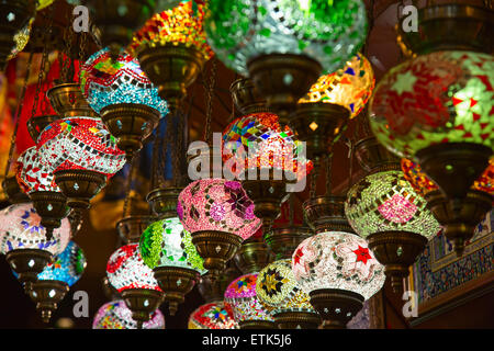 Traditionelle türkische Lampen auf dem Markt Stockfoto