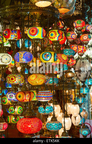 Traditionelle türkische Lampen auf dem Markt Stockfoto