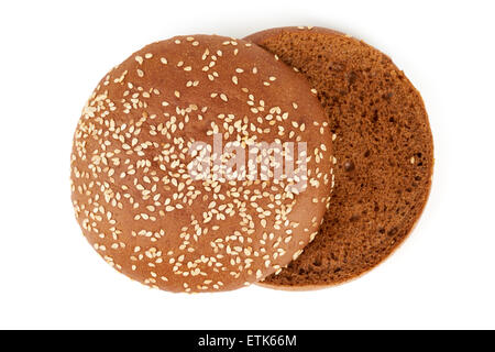 Obere Ansicht auf dunklen geschnittenen Brötchen mit Sesam für Hamburger. Isoliert auf weiss. Stockfoto