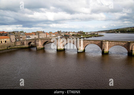 Historische Steinbrücke überqueren Fluss Tweed, Berwick-upon-Tweed, Northumberland, England, UK Stockfoto