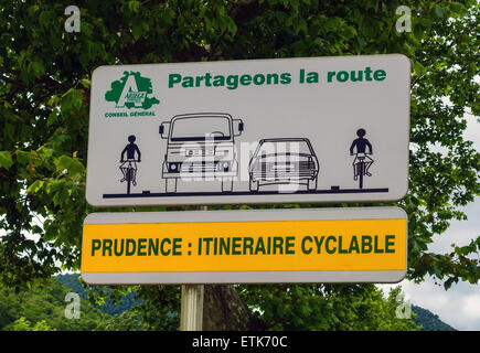 Eine französische Straßenschild bittet Autofahrer zu kümmern mit Radfahrern, am Radweg in der Nähe von Tarascon Sur Ariège, Frankreich Stockfoto