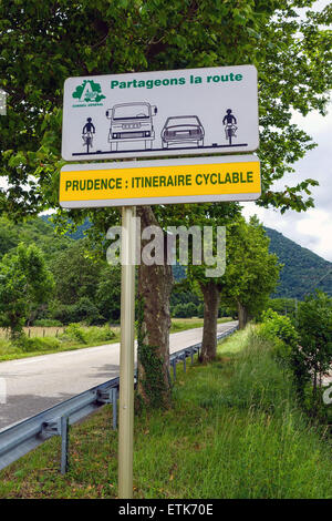 Eine französische Straßenschild bittet Autofahrer zu kümmern mit Radfahrern, am Radweg in der Nähe von Tarascon Sur Ariège, Frankreich Stockfoto