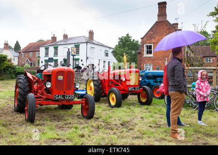 Epperstone, Nottingham, England, UK 14. Juni 2015.  Duschen und Temperaturen von nur 15C am Epperstone Gartenfestival & Tag in der malerischen Nottinghamshire Dorf Epperstone.  Oldtimer Traktoren und landwirtschaftliche Geräte waren auf dem Display an der jährlich stattfindenden Veranstaltung. Bildnachweis: Mark Richardson/Alamy Live-Nachrichten Stockfoto