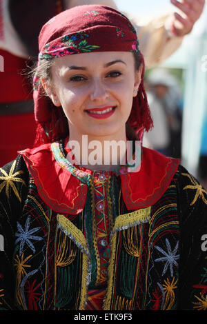 Junge Frauen in traditioneller Tracht bei Rose Festival Kasanlak Bulgarien Balkan Europe Juni 2015 Stockfoto