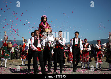 Rose Queen in Tracht bei Rose Festival Kasanlak Bulgarien Balkan Europe Juni 2015 Stockfoto