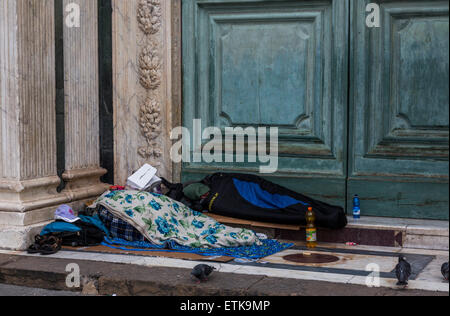 Obdachlose in Tür von Santa Maria Novella, Florenz, Italien Stockfoto