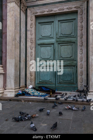 Obdachlose in Tür von Santa Maria Novella, Florenz, Italien Stockfoto