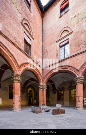 Skulptur, il Salotto di Pietra von Pinuccio Sciola, Innenhof, Palazzo d'Accursio oder Palazzo Comunale, Bologna, Italien Stockfoto