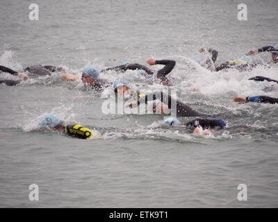 Portsmouth, UK. 14. Juni 2015. Konkurrenten nehmen Sie ein Bad im Solent während der Portsmouth versuchen eine Tri-Triathlon-Event. Die Veranstaltung bestand aus einer Reihe von Sprint Triathlon unterschiedlicher Längen, unterschiedliche Fähigkeiten unterzubringen. Bildnachweis: Simon Evans/Alamy Live News Stockfoto