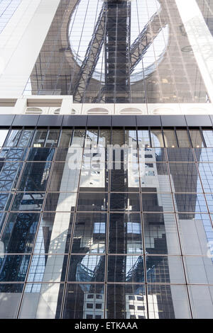 Japan, Osaka. Niedriger Winkel Blick auf einen Turm des Umeda Sky Building mit der Sternwarte Floating Garden über dem Kopf. Tagsüber. Stockfoto