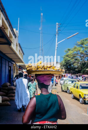 Gambische Frau mit einem Tablett mit Süßkartoffeln auf ihrem Kopf, Banjul, Gambia, Westafrika Stockfoto