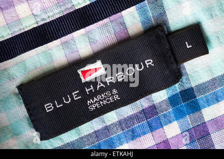 Blauer Hafen Marks & Spencer-Label in mans kariertes Hemd Stockfoto