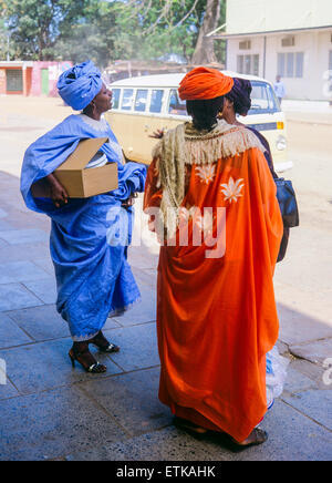 Drei gambischen Frauen mit traditioneller Kleidung, Banjul, Gambia, Westafrika Stockfoto