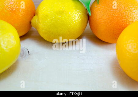 Ganze Zitronen und Orangen in einem Kreis mit textfreiraum in der Mitte Stockfoto