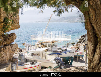 Kleine Boote und Yachten im Hafen von Hersonissos, ein beliebter Urlaubsort in Griechenland aufgereiht. Stockfoto