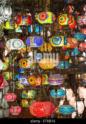 Traditionelle türkische Lampen auf dem Markt Stockfoto