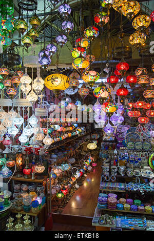 Traditionelle türkische Lampen auf dem Markt Stockfoto