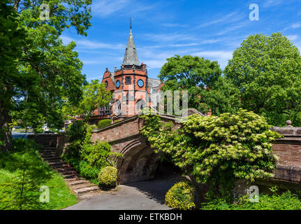 Die Dell-Brücke mit dem Lyceum hinter im Modell Dorf Port Sunlight, Halbinsel Wirral, Merseyside, England, UK Stockfoto