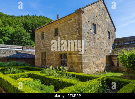 Blick vom Garten eines rekonstruierten Mönchs Zelle in der Kartäuser Priorat von Mount Grace, North Yorkshire, England, UK Stockfoto