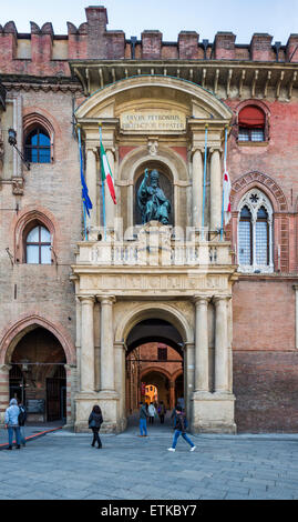 Eingang, Palazzo d'Accursio oder Palazzo Comunale, Bologna, Italien Stockfoto